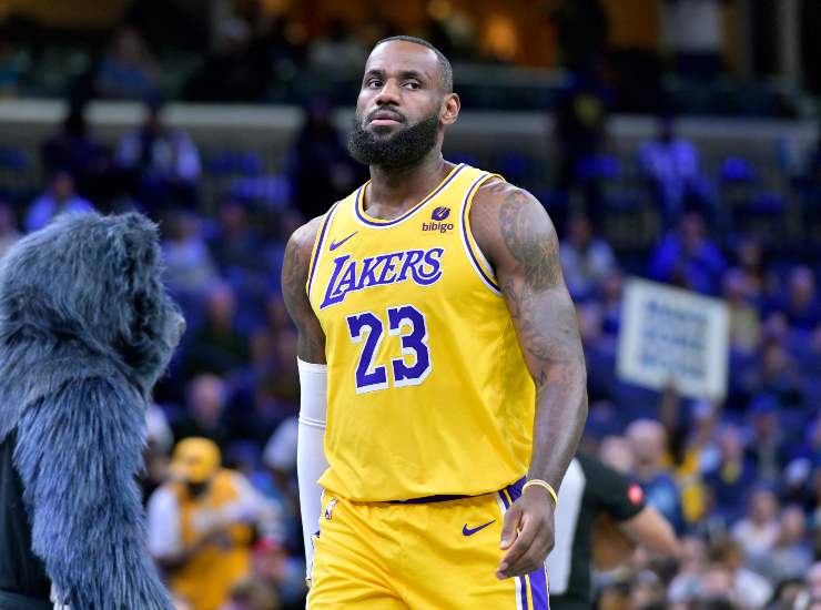 NBA, arriva la decisione di LeBron James: si svincolerà dai Lakers