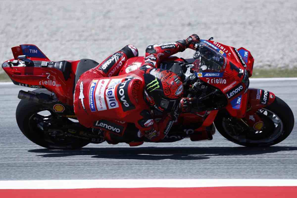 Pecco Bagnaia con la Ducati sfila in azzurro al Mugello